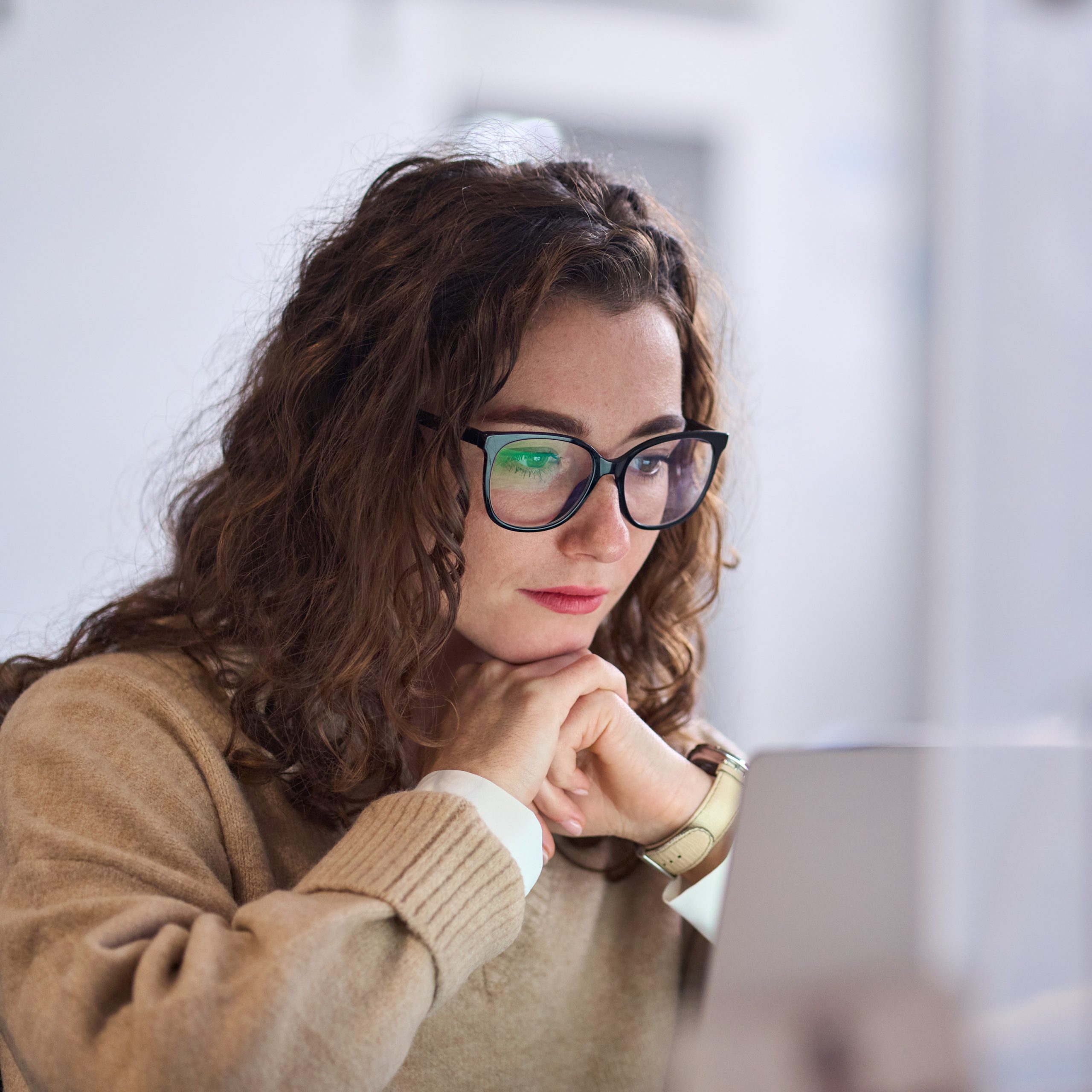 Woman contacting Metroplex Women’s Clinic to get Abortion Pill Information in Arlington, Texas